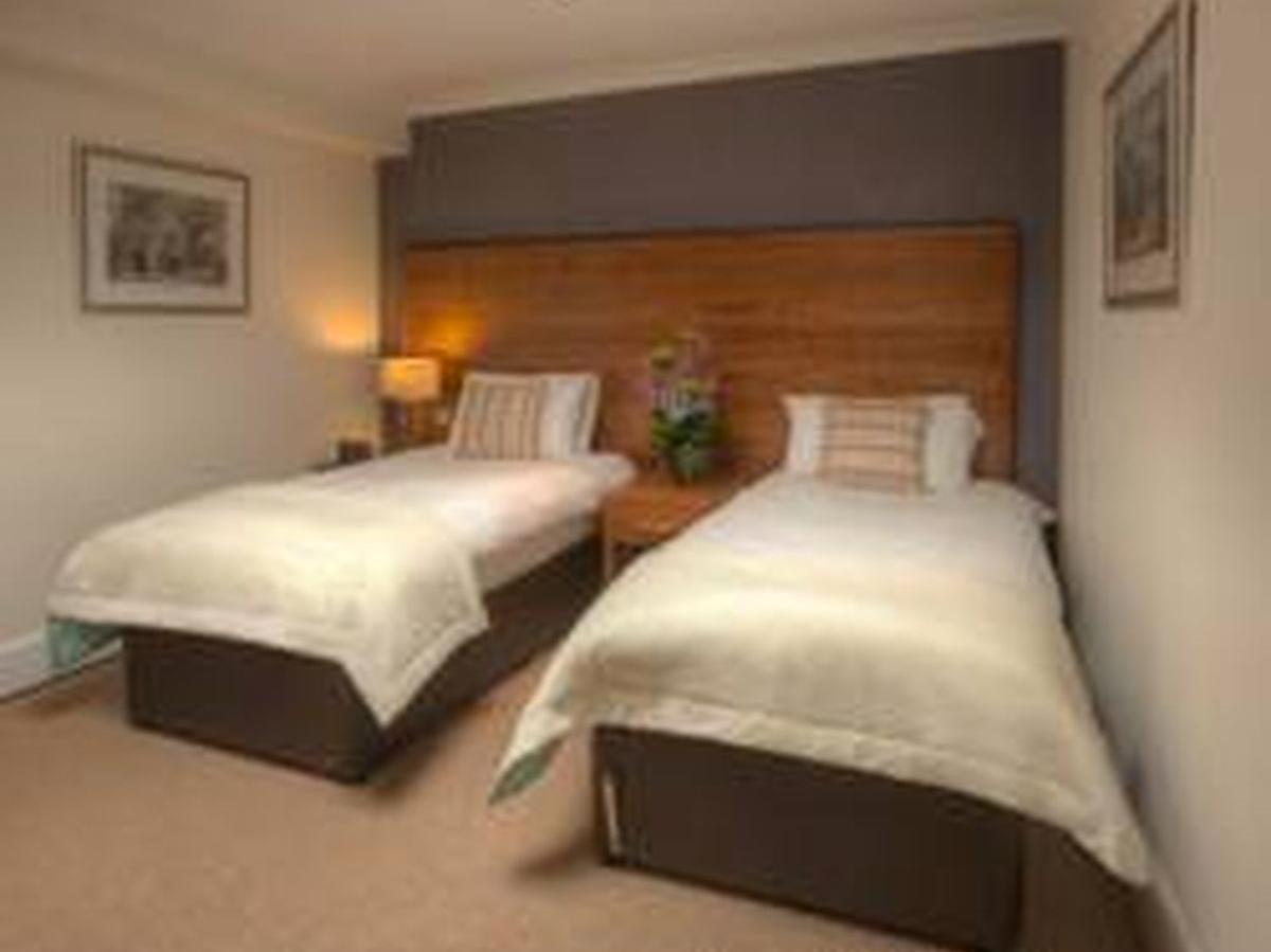 The Boleyn Hotel Staines-upon-Thames Esterno foto