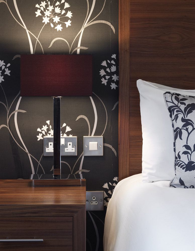 The Boleyn Hotel Staines-upon-Thames Esterno foto