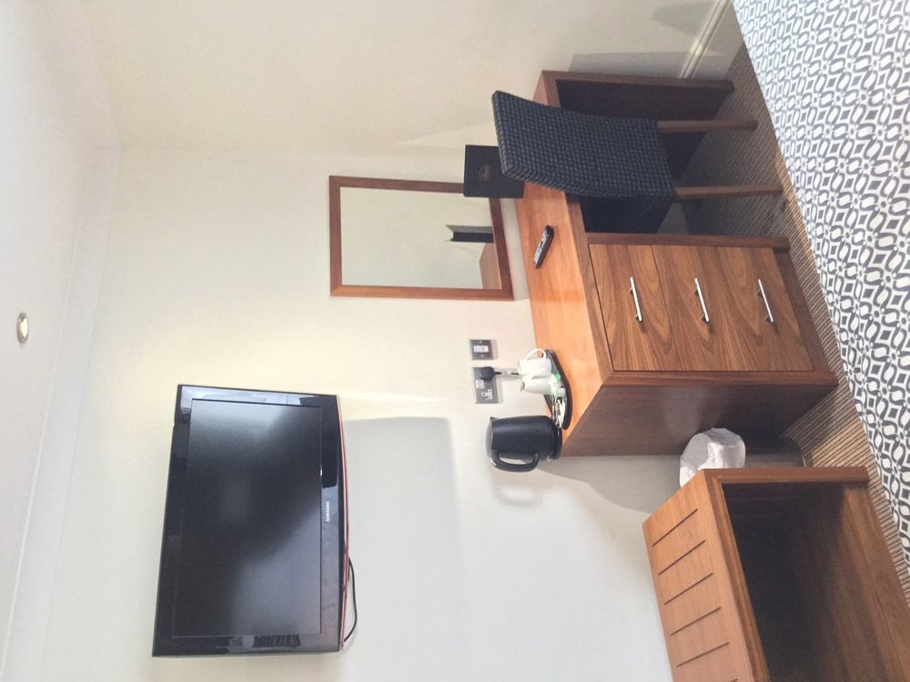 The Boleyn Hotel Staines-upon-Thames Esterno foto