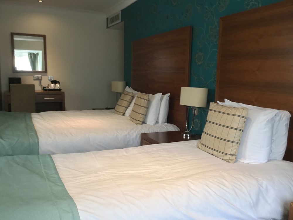 The Boleyn Hotel Staines-upon-Thames Esterno foto