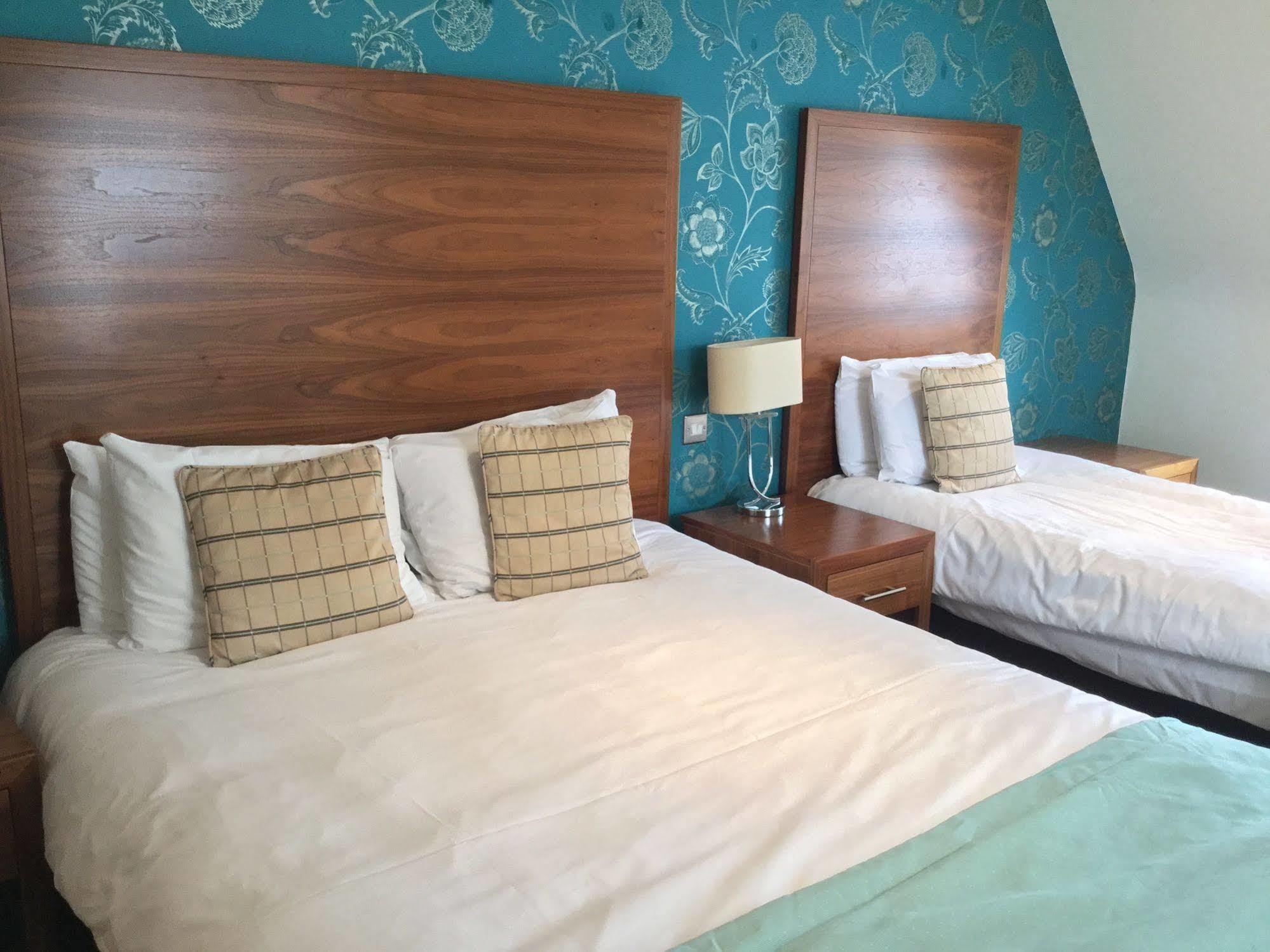 The Boleyn Hotel Staines-upon-Thames Esterno foto