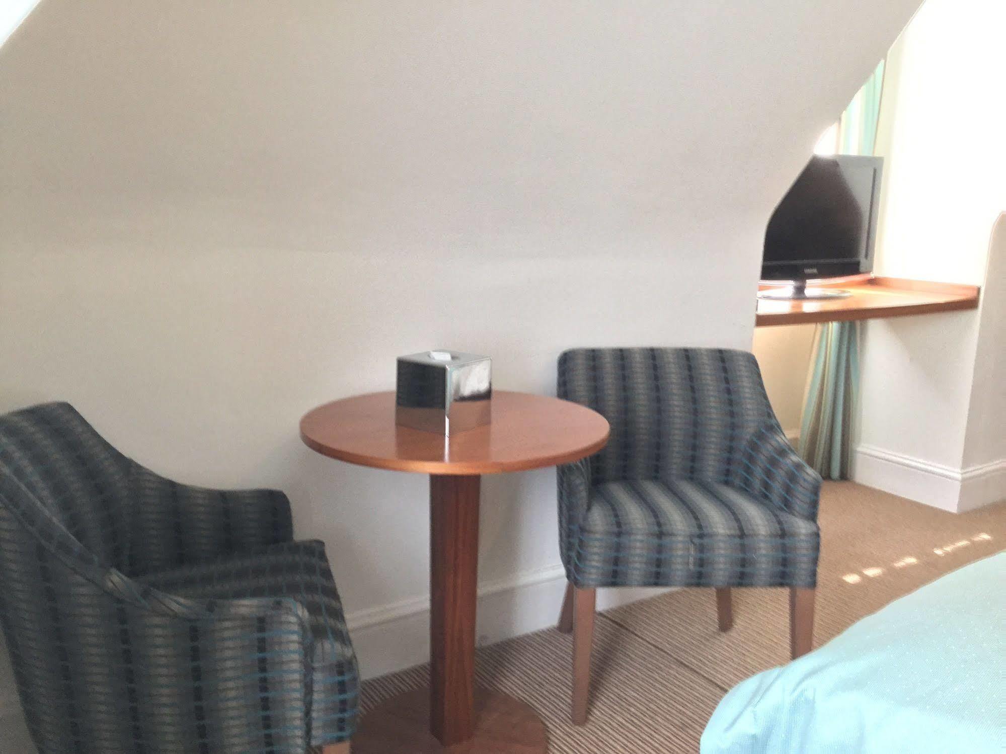 The Boleyn Hotel Staines-upon-Thames Esterno foto