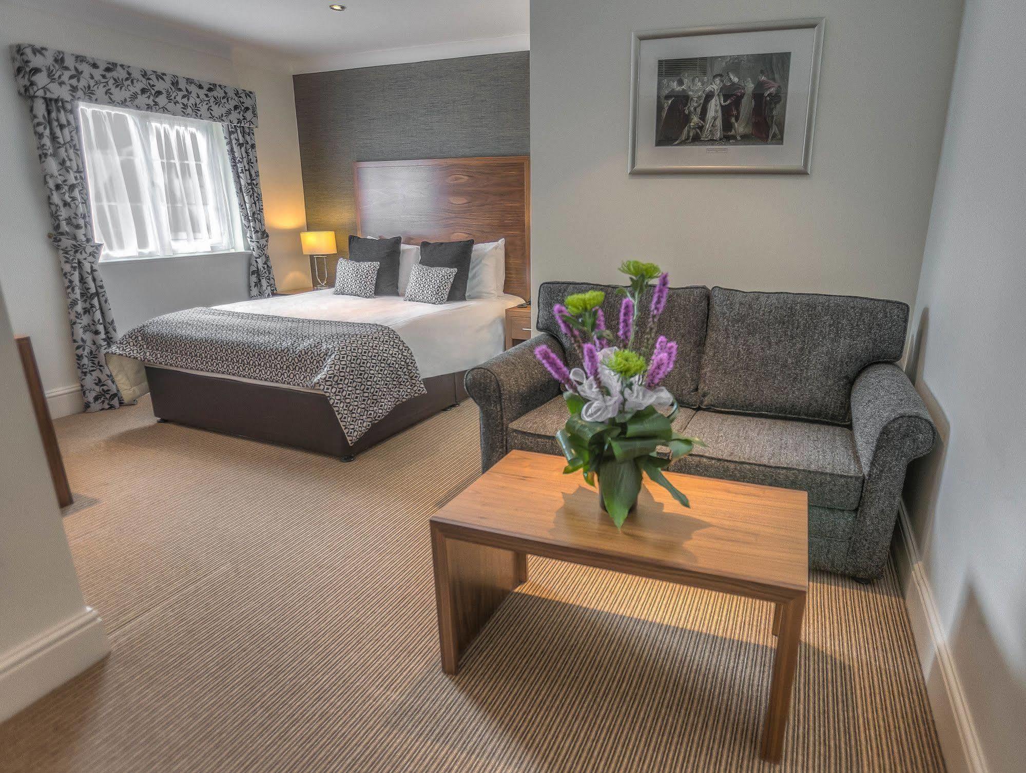 The Boleyn Hotel Staines-upon-Thames Esterno foto