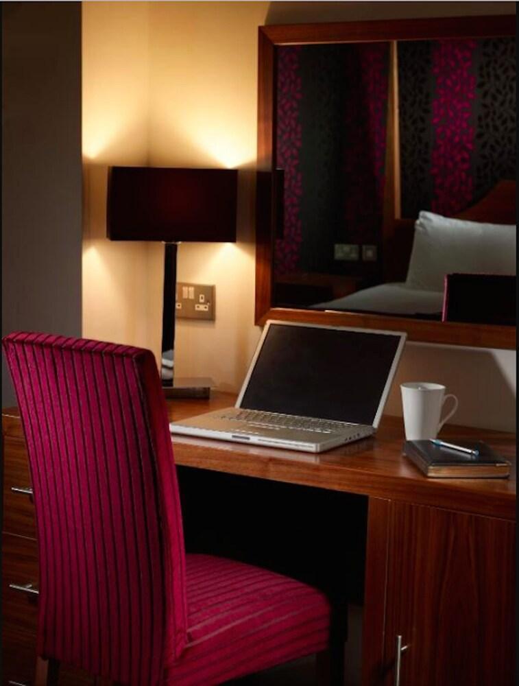 The Boleyn Hotel Staines-upon-Thames Esterno foto